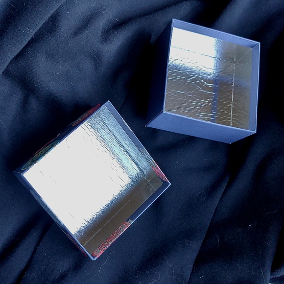 Limited Edition Laduree Holiday Christmas Macaron Box - Picture 3 of 4